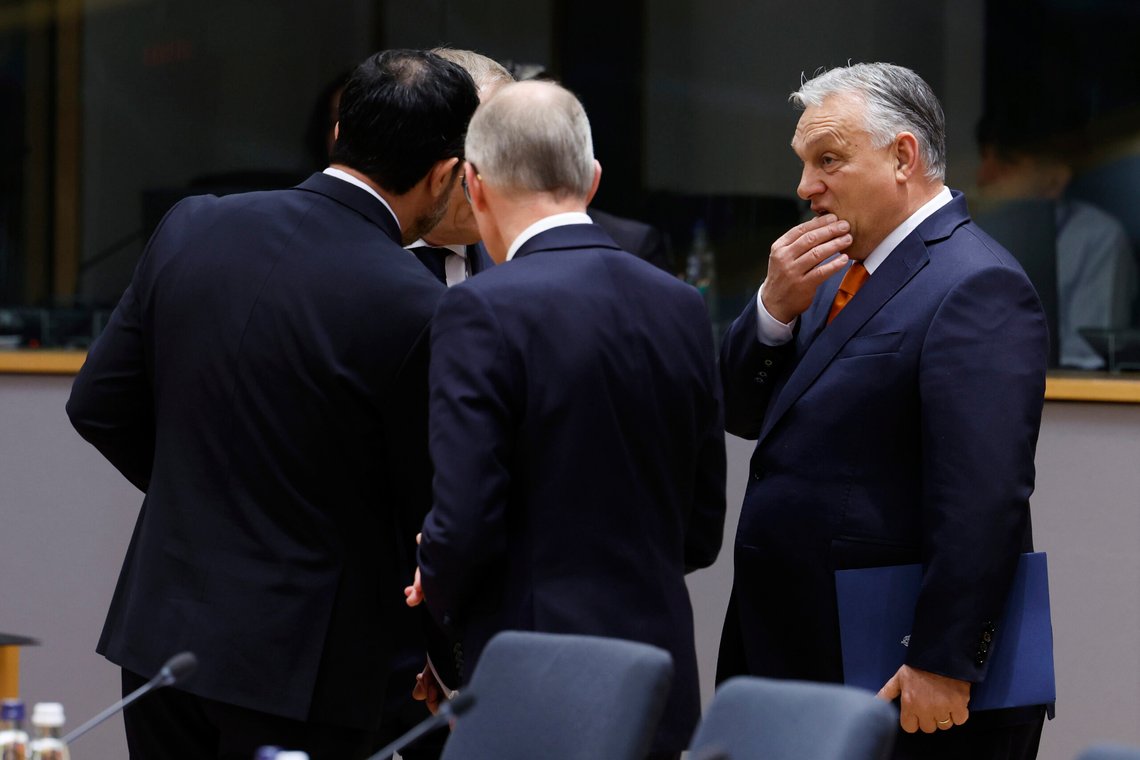 Ungarns statsminister Viktor Orban stilte seg utenfor da resten av EU torsdag vedtok en kraftfull erklæring om å støtte Ukraina. Foto: AP / NTB Ungarns statsminister Viktor Orban stilte seg utenfor da resten av EU torsdag vedtok en kraftfull erklæring om å støtte Ukraina. Foto: AP / NTB