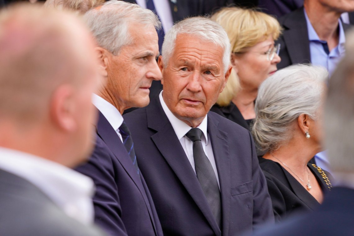 Oslo 20230630.
Statsminister Jonas Gahr Støre t.v. og tidligere statsminister Thorbjørn Jagland blant de sørgende utenfor Oslo domkirke etter bisettelsen av tidligere LO-leder Yngve Hågensen.
Foto: Ole Berg-Rusten / NTB Oslo 20230630.
Statsminister Jonas Gahr Støre t.v. og tidligere statsminister Thorbjørn Jagland blant de sørgende utenfor Oslo domkirke etter bisettelsen av tidligere LO-leder Yngve Hågensen.
Foto: Ole Berg-Rusten / NTB