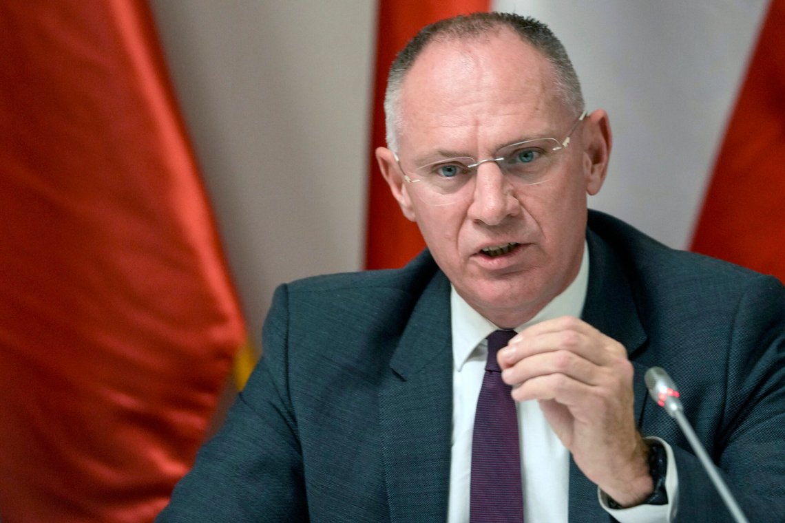 Østerrikes innenriksminister Gerhard Karner ønsker en effektiv løsning på deportasjonene av syrere, men de dramatiske hendelsene de siste dagene kan skape problemer. Foto: Darko Vojinovic / AP / NTB Østerrikes innenriksminister Gerhard Karner ønsker en effektiv løsning på deportasjonene av syrere, men de dramatiske hendelsene de siste dagene kan skape problemer. Foto: Darko Vojinovic / AP / NTB