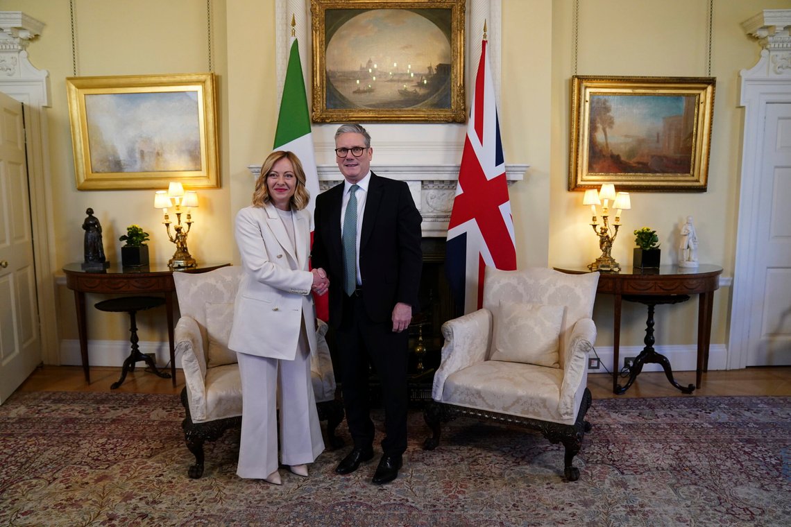Italias Giorgia Meloni møtte søndag britenes statsminister Keir Starmer før toppmøtet om Ukraina i London. Meloni ønsker ikke at Italia skal havne på sidelinjen i en eventuell fredsavtale. Foto: AP / NTB Italias Giorgia Meloni møtte søndag britenes statsminister Keir Starmer før toppmøtet om Ukraina i London. Meloni ønsker ikke at Italia skal havne på sidelinjen i en eventuell fredsavtale. Foto: AP / NTB