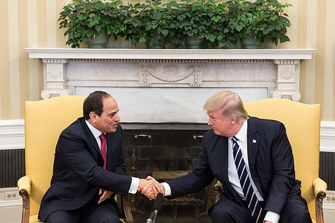 Gode relasjoner lønner seg. Her ønsker USAs president Trump (til høyre) sin egyptiske kollega el-Sisi (til venstre) velkommen til Det hvite hus under et statsbesøk i 2017. Foto: Det hvite hus Gode relasjoner lønner seg. Her ønsker USAs president Trump (til høyre) sin egyptiske kollega el-Sisi (til venstre) velkommen til Det hvite hus under et statsbesøk i 2017. Foto: Det hvite hus