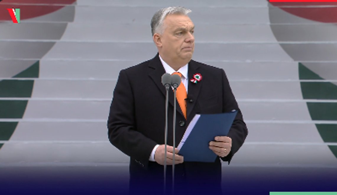 Ungarns statsminister holder tale på nasjonaldagen 15. mars foran Nasjonalmuseet i Budapest. Stillbilde video Ungarns statsminister holder tale på nasjonaldagen 15. mars foran Nasjonalmuseet i Budapest. Stillbilde video