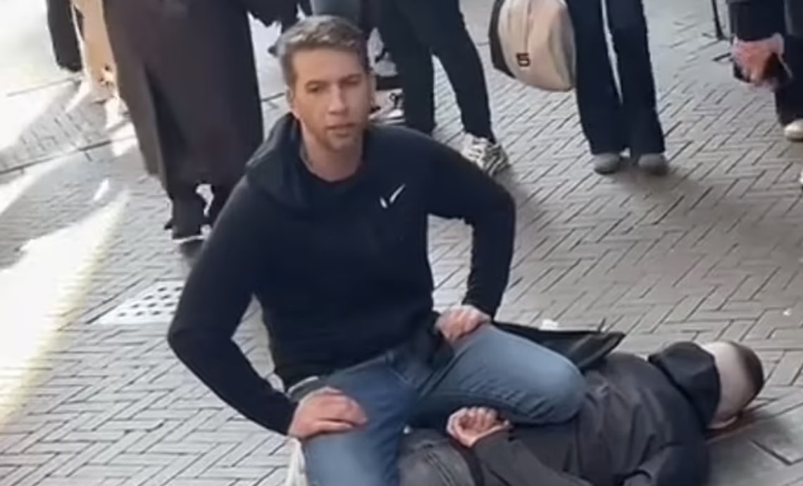 Ung britisk turist pågrep knivterroristen i Amsterdam, og holdt ham nede til politiet ankom. Han hylles nå som en helt i Nederland. Stillbilde video/ X Ung britisk turist pågrep knivterroristen i Amsterdam, og holdt ham nede til politiet ankom. Han hylles nå som en helt i Nederland. Stillbilde video/ X
