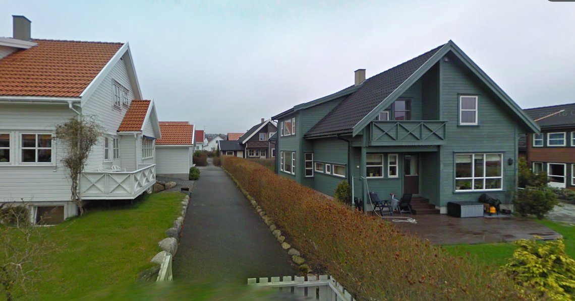 Et bilde fra feltet hvor min familie flyttet inn i 2010, samme år som dette bilde er tatt. Min families bolig er ikke på bildet. I dette nabolaget bor det en god del barnefamilier, men også noen eldre, og de er hjertelig velkomne. Foto: Google maps Et bilde fra feltet hvor min familie flyttet inn i 2010, samme år som dette bilde er tatt. Min families bolig er ikke på bildet. I dette nabolaget bor det en god del barnefamilier, men også noen eldre, og de er hjertelig velkomne. Foto: Google maps