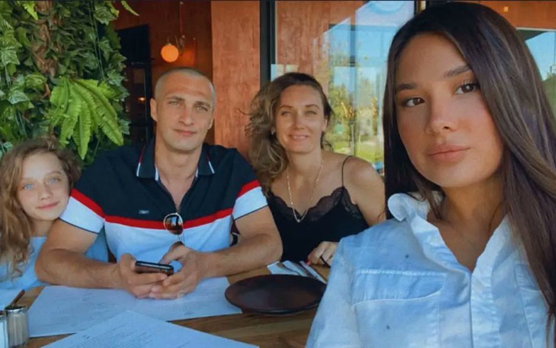 «En liten, sammensveiset familie.» Evelina, Vladislav, Anna og Sofia. Foto fra Twitter/X «En liten, sammensveiset familie.» Evelina, Vladislav, Anna og Sofia. Foto fra Twitter/X