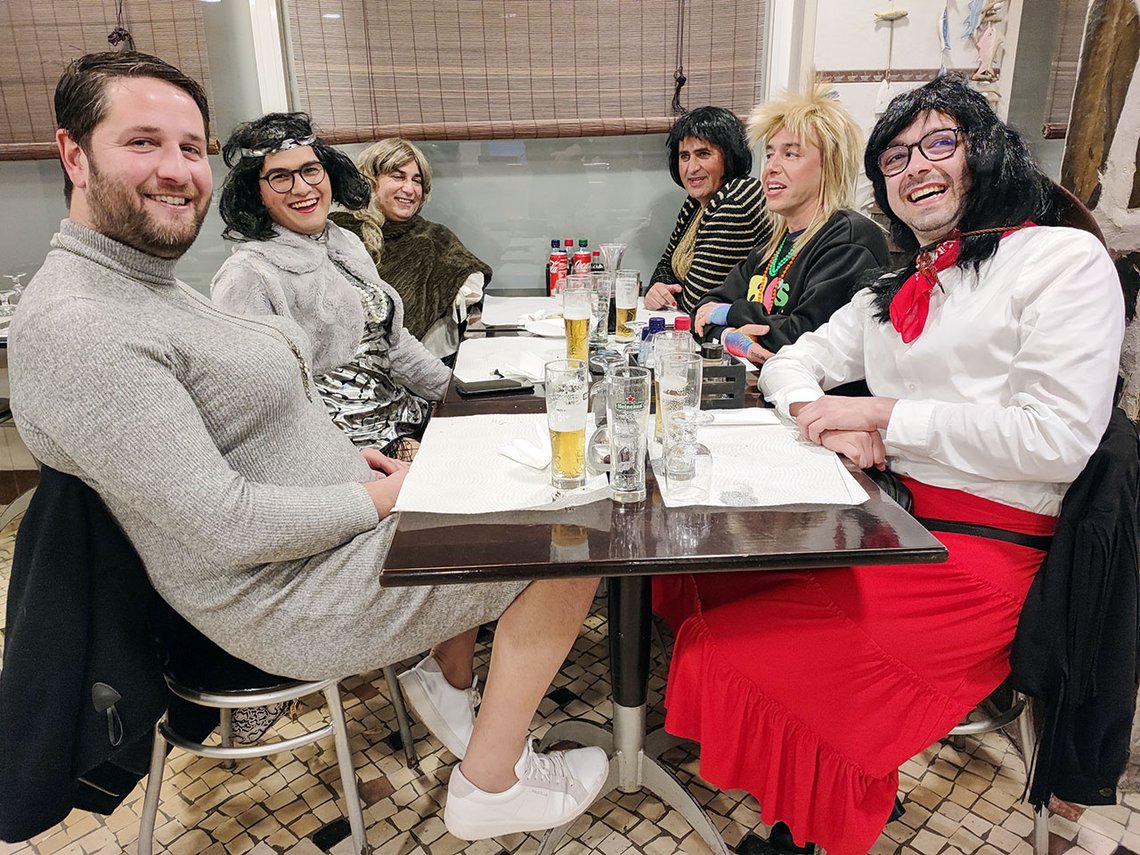 God stemning i forkant av et riktig herremåltid. Illustrasjonsfoto: Arnt Jensvoll God stemning i forkant av et riktig herremåltid. Illustrasjonsfoto: Arnt Jensvoll