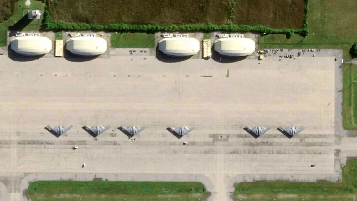 Satellittbilder fra Planet Labs PBC viser de seks B-2-flyene på Diego Garcias flybase som opereres av USA og Storbritannia. Satellittbilder fra Planet Labs PBC viser de seks B-2-flyene på Diego Garcias flybase som opereres av USA og Storbritannia.