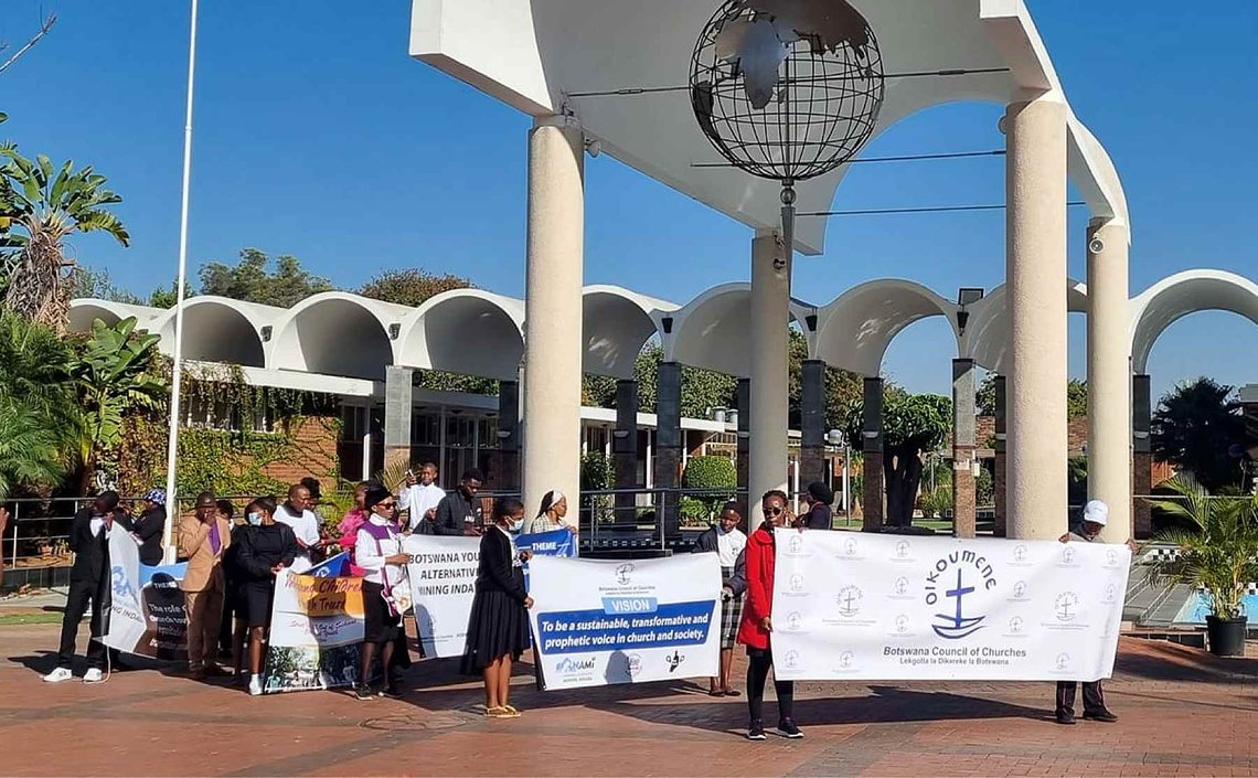 Aktivister fra Botswana Council of Churches holder opp bannere om blant annet bærekraft under en markering i 2023. (Foto: BCC/Facebook) Aktivister fra Botswana Council of Churches holder opp bannere om blant annet bærekraft under en markering i 2023. (Foto: BCC/Facebook)