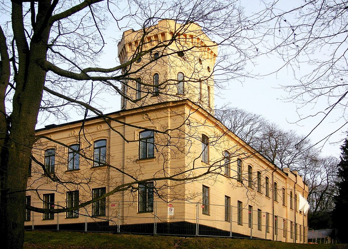 Israels ambassade i Stockholm har vært forsøkt rammet flere ganger. Den ligger i det verneverdige Gamla skogsinstitutet ved Nobelparken. Foto: Holger Ellgaard CC BY-SA 3.0 Israels ambassade i Stockholm har vært forsøkt rammet flere ganger. Den ligger i det verneverdige Gamla skogsinstitutet ved Nobelparken. Foto: Holger Ellgaard CC BY-SA 3.0