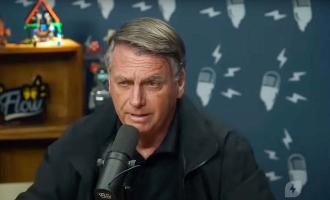 Tidligere president Jair Bolsonaro deltar på mange intervjuer med podkastere i Brasil. Her er han i studio med en av de største, Igor Coelho fra Flow Podcast for bare noen dager siden. (Foto: Flow/YouTube) Tidligere president Jair Bolsonaro deltar på mange intervjuer med podkastere i Brasil. Her er han i studio med en av de største, Igor Coelho fra Flow Podcast for bare noen dager siden. (Foto: Flow/YouTube)
