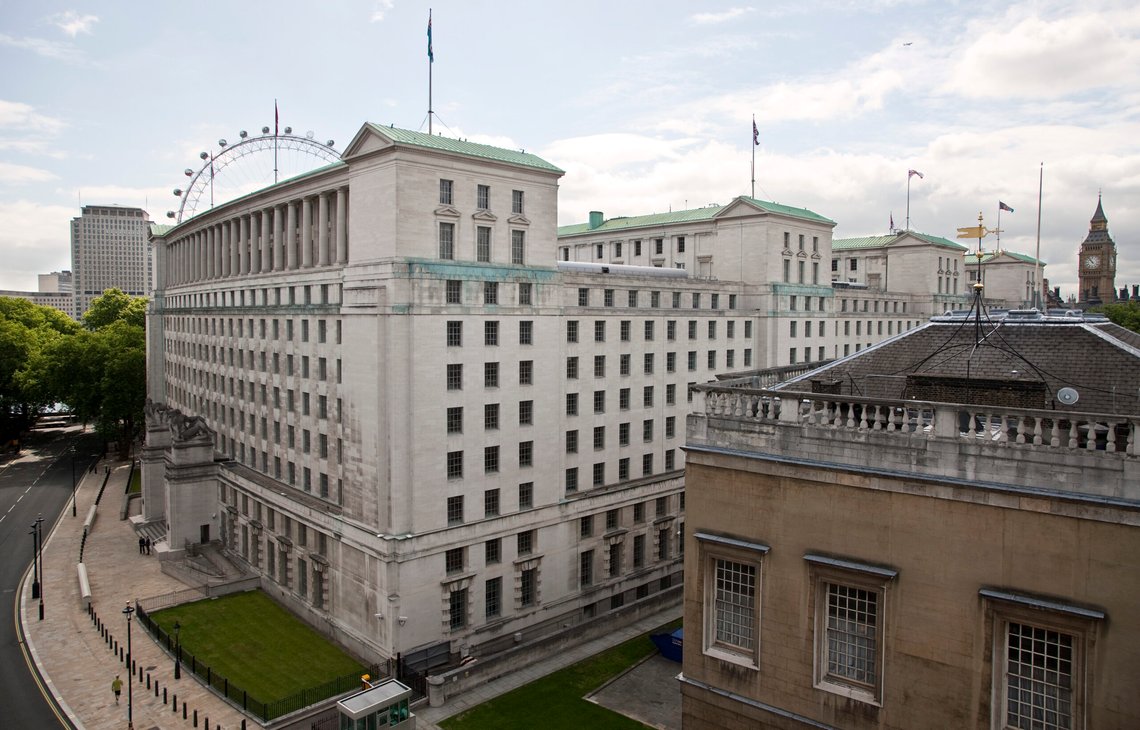 Det ser ikke spesielt hyggelig ut, hovedkvarteret til det britiske forsvarsdepartementet. Men selv med hjemmekontor klarer folk å rømme fra arbeidsplassen, og når ledelsen klager kan du med riktig hudfarge anklage dem for rasisme. Foto: Harland Quarrington/ MOD, OGL v1.0/ Wikimedia Det ser ikke spesielt hyggelig ut, hovedkvarteret til det britiske forsvarsdepartementet. Men selv med hjemmekontor klarer folk å rømme fra arbeidsplassen, og når ledelsen klager kan du med riktig hudfarge anklage dem for rasisme. Foto: Harland Quarrington/ MOD, OGL v1.0/ Wikimedia