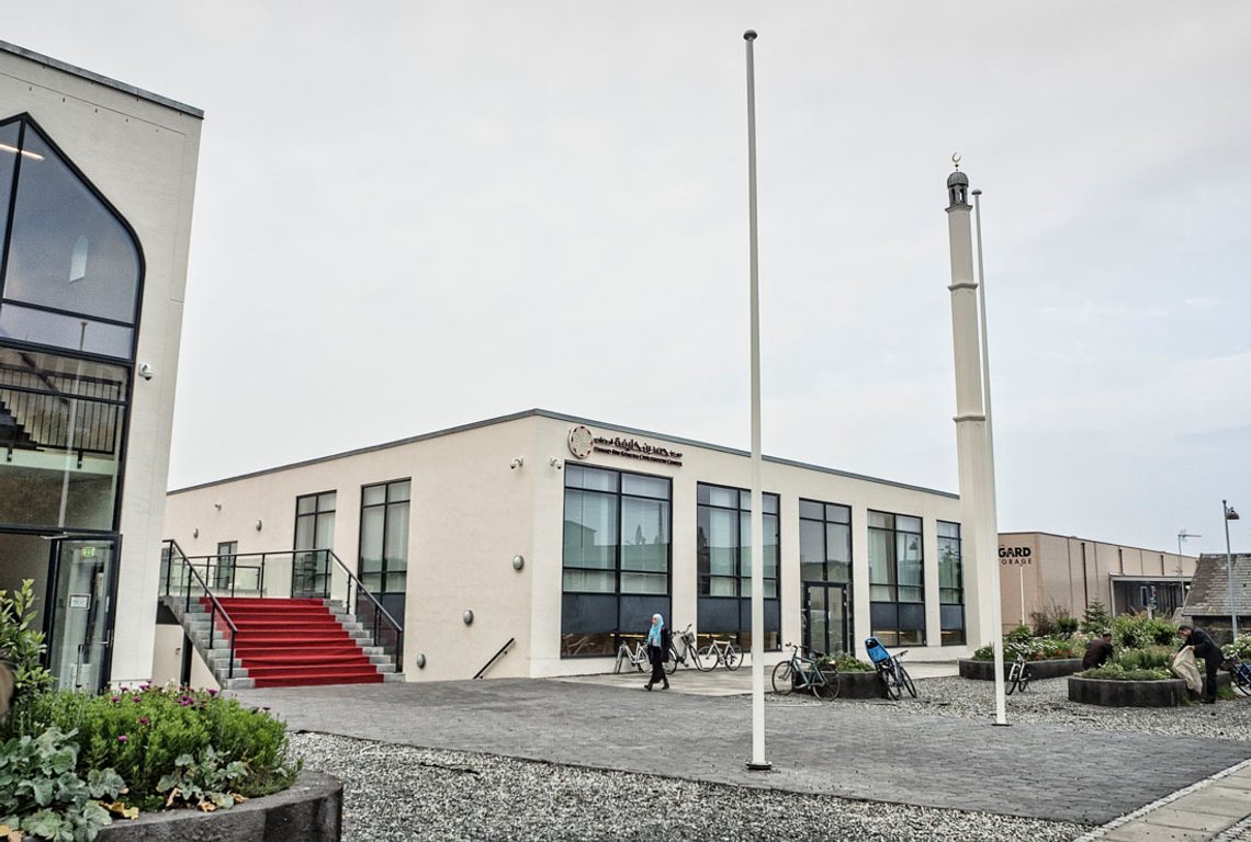 Hamad Bin Khalifa Civilisation Center er en stormoske i København. Moskeen ble finansiert med 227 millioner dasnke kroner fra Qatar og er oppkalt etter emiren der. Den åpnet i 2014. Foto: Bente Haarstad. Hamad Bin Khalifa Civilisation Center er en stormoske i København. Moskeen ble finansiert med 227 millioner dasnke kroner fra Qatar og er oppkalt etter emiren der. Den åpnet i 2014. Foto: Bente Haarstad.