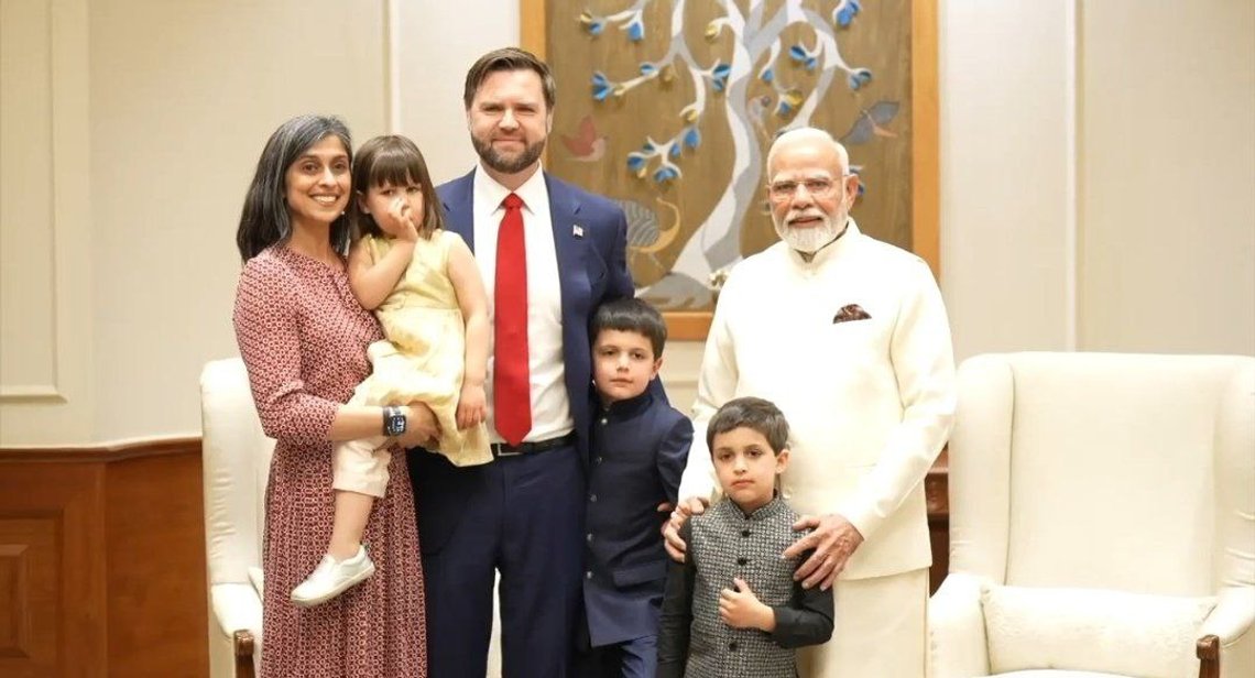 Usha Chilukuri Vance med datteren Mirabel Rose, James David Vance, Ewan Blaine og Vivek foran Narendra Modi. Foto: Prime Minister's Office Usha Chilukuri Vance med datteren Mirabel Rose, James David Vance, Ewan Blaine og Vivek foran Narendra Modi. Foto: Prime Minister's Office