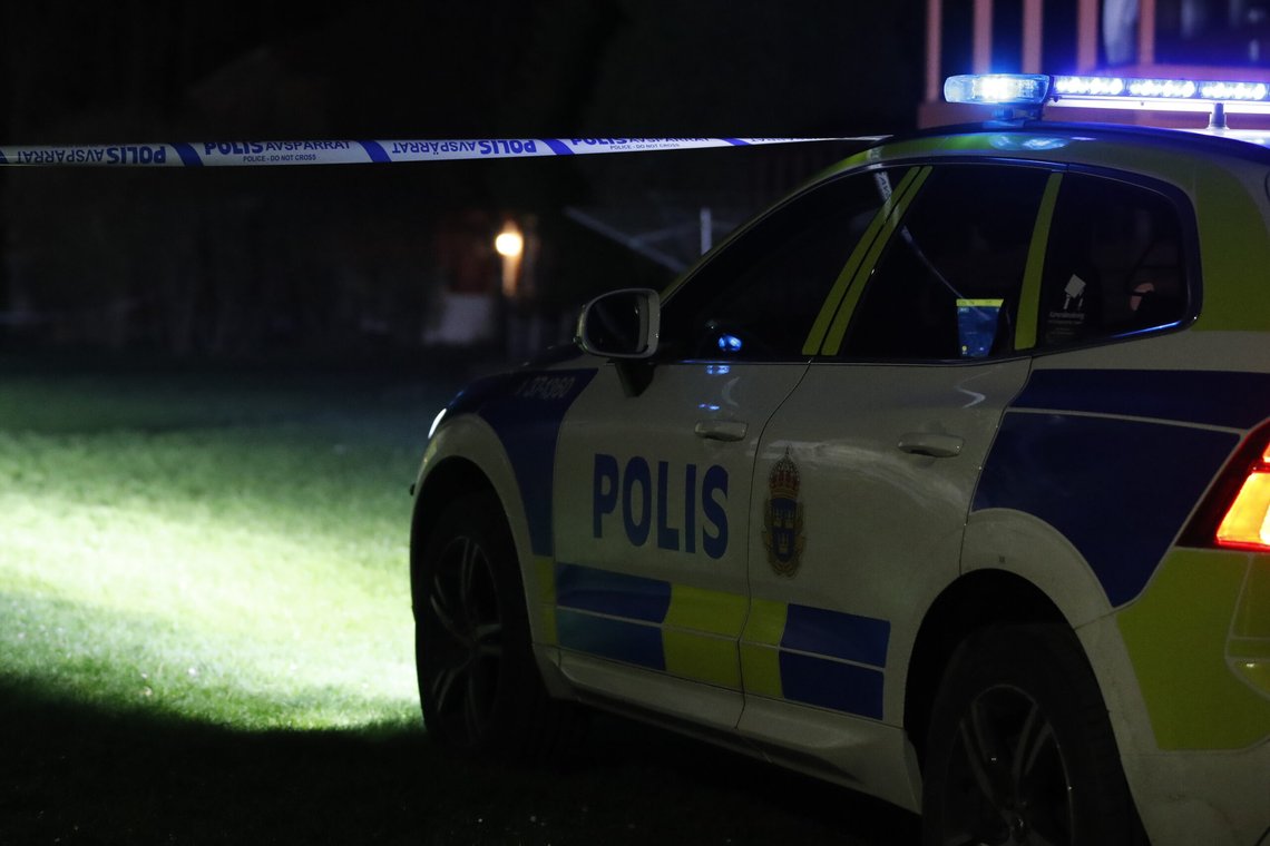 Et barn og ei kvinne er alvorlig skadet etter en antatt eksplosjon i deres hjem i Tumba i Botkyrka kommune. Foto: Caisa Rasmussen, TT-NTB. Et barn og ei kvinne er alvorlig skadet etter en antatt eksplosjon i deres hjem i Tumba i Botkyrka kommune. Foto: Caisa Rasmussen, TT-NTB.