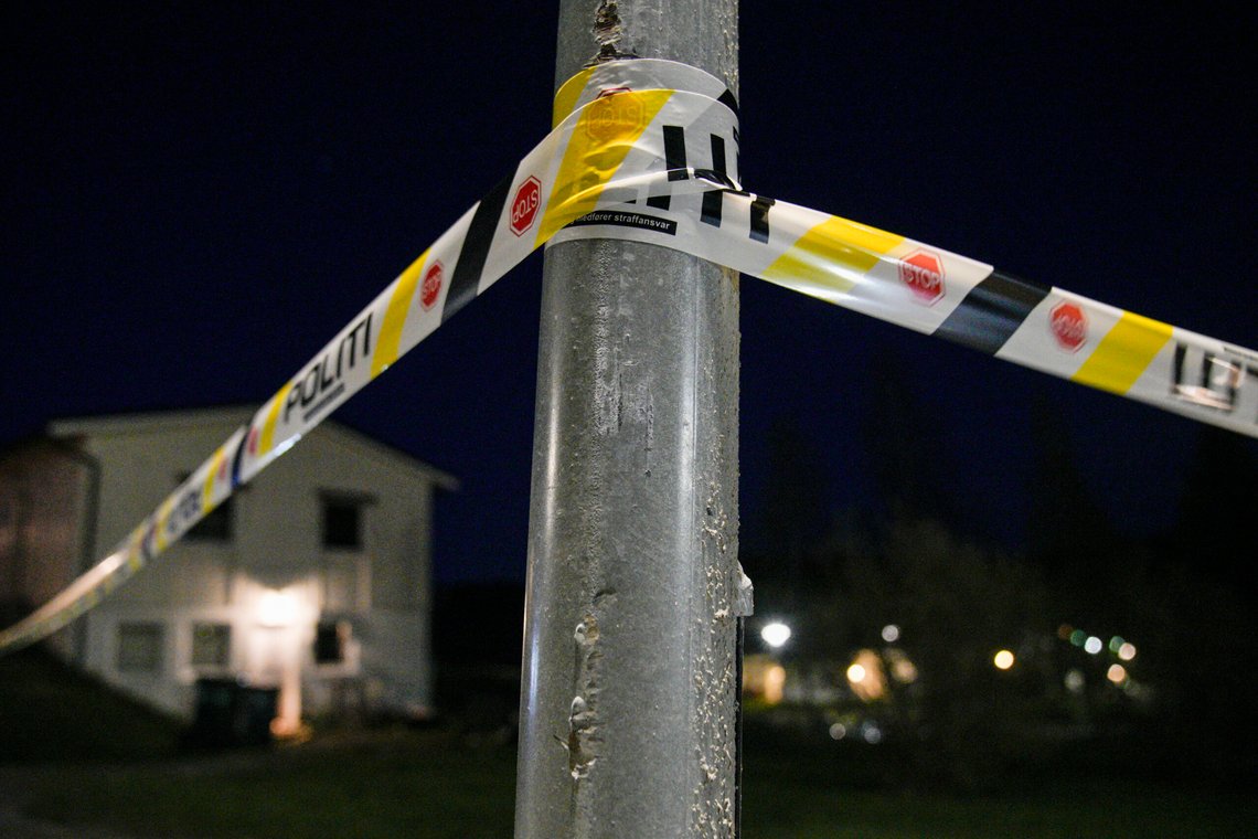 Prestfoss 20250428.
En mann ble skutt i beinet av politiet etter at han forskanset seg i et hus og truet politiet med våpen i Prestfoss i Sigdal kommune i Buskerud mandag kveld.
Foto: Stian Lysberg Solum / NTB Prestfoss 20250428.
En mann ble skutt i beinet av politiet etter at han forskanset seg i et hus og truet politiet med våpen i Prestfoss i Sigdal kommune i Buskerud mandag kveld.
Foto: Stian Lysberg Solum / NTB