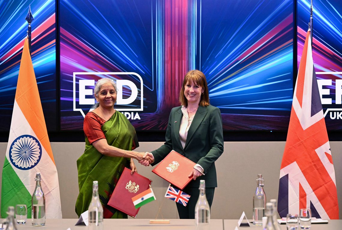 Storbritannias finansminister Rachel Reeves hadde nylig besøk av indiske kollega, finansminister Nirmala Sitharaman. Om noen dager skal britene i langt viktigere samtaler, om en mulig handelsavtale med USA. Foto: Justin Tallis/Pool Photo/ AP/ NTB Storbritannias finansminister Rachel Reeves hadde nylig besøk av indiske kollega, finansminister Nirmala Sitharaman. Om noen dager skal britene i langt viktigere samtaler, om en mulig handelsavtale med USA. Foto: Justin Tallis/Pool Photo/ AP/ NTB