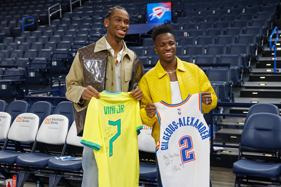 City Thunder-guard Shai Gilgeous-Alexander og Real Madrid-spiller Vinícius Júnior poserer med de klassiske gule draktene til Brasils fotballandslag, som er tidenes beste. Nå tar kommunismen overhånd, ser det ut til. Foto: AP /Nate Billings/ NTB City Thunder-guard Shai Gilgeous-Alexander og Real Madrid-spiller Vinícius Júnior poserer med de klassiske gule draktene til Brasils fotballandslag, som er tidenes beste. Nå tar kommunismen overhånd, ser det ut til. Foto: AP /Nate Billings/ NTB