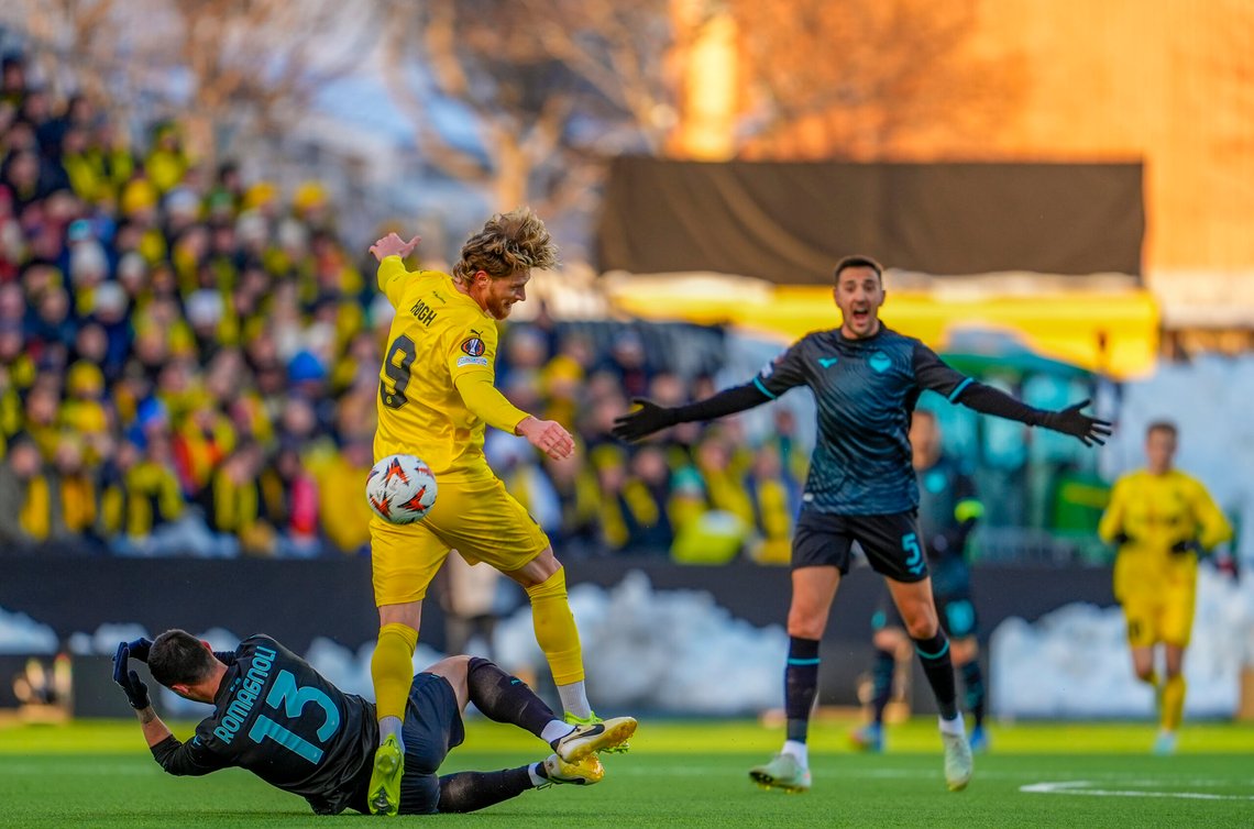 Bodø/Glimts Kasper Høgh og Lazios Alessio Romagnoli i duell på Aspmyra sist torsdag. Nå venter returkampen i Roma. Foto: Lise Åserud / NTB Bodø/Glimts Kasper Høgh og Lazios Alessio Romagnoli i duell på Aspmyra sist torsdag. Nå venter returkampen i Roma. Foto: Lise Åserud / NTB
