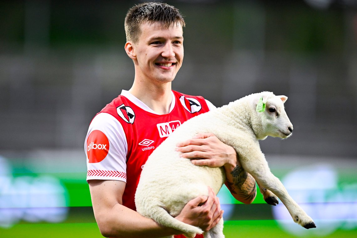 Axel Kryger mottok et lam som premie til banens beste etter eliteseriekampen i fotball mellom Bryne og Haugesund på Bryne stadion. Foto: Carina Johansen / NTB Axel Kryger mottok et lam som premie til banens beste etter eliteseriekampen i fotball mellom Bryne og Haugesund på Bryne stadion. Foto: Carina Johansen / NTB
