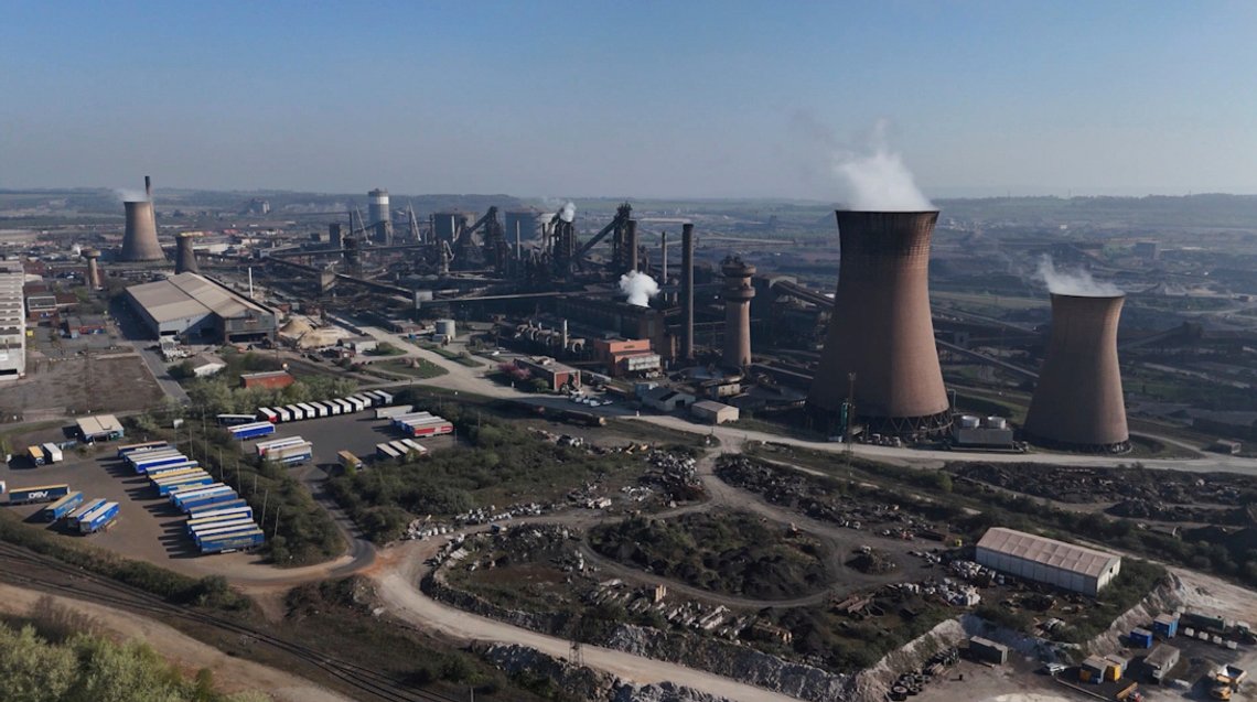 Et stillbilde hentet fra en video viser British Steels anlegg i Scunthorpe lørdag. Foto: Jamie Lashmar / PA via AP / NTB Et stillbilde hentet fra en video viser British Steels anlegg i Scunthorpe lørdag. Foto: Jamie Lashmar / PA via AP / NTB
