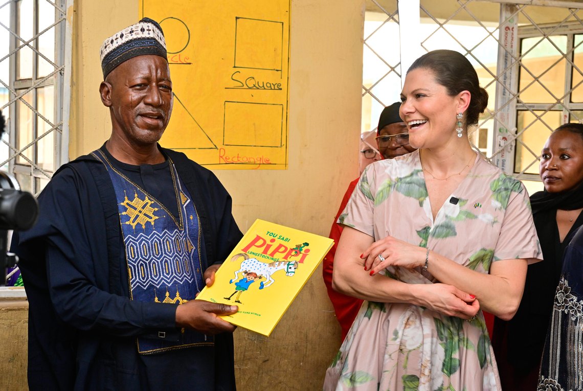 Kronprinsesse Victoria overrakte denne uka «Kjenner du Pippi Langstrømpe?», oversatt til nigeriansk pidgin, til rektor Umar Muhammed Makusidi ved LEA-barnehagen i Jabi. Foto: Jonas Ekströmer / NTB Kronprinsesse Victoria overrakte denne uka «Kjenner du Pippi Langstrømpe?», oversatt til nigeriansk pidgin, til rektor Umar Muhammed Makusidi ved LEA-barnehagen i Jabi. Foto: Jonas Ekströmer / NTB