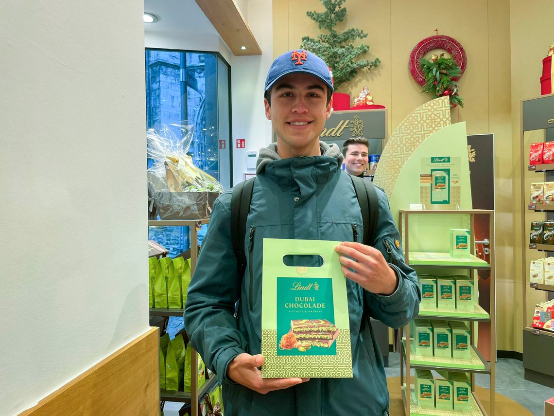Studenten Esko Rieck poserer med en pose som inneholder en begrenset mengde «Dubai-sjokolade» etter at han kjøpte den i Lindts sjokoladebutikk i Aachen, Tyskland, 14. november 2024. Foto: Daniel Niemann, AP-NTB. Studenten Esko Rieck poserer med en pose som inneholder en begrenset mengde «Dubai-sjokolade» etter at han kjøpte den i Lindts sjokoladebutikk i Aachen, Tyskland, 14. november 2024. Foto: Daniel Niemann, AP-NTB.