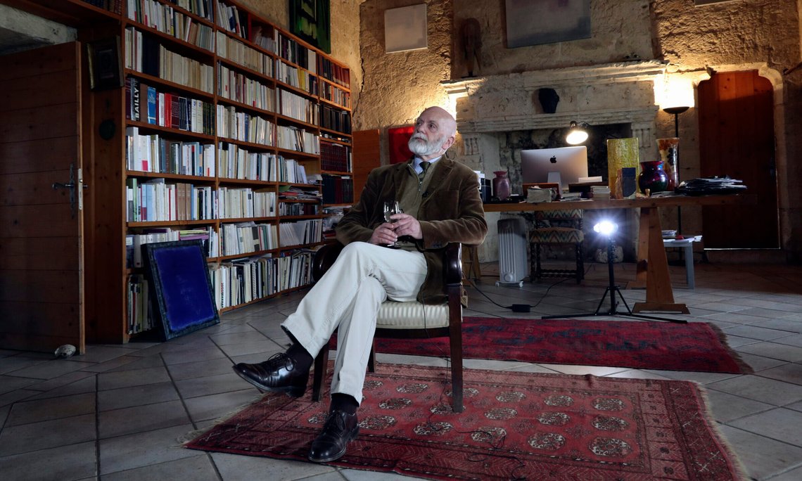 Renaud Camus sitter i huset sitt under et intervju med Associated Press 4. april 2019 i Plieux, sørvest i Frankrike. Foto: Oleg Cetinic, AP-NTB. Renaud Camus sitter i huset sitt under et intervju med Associated Press 4. april 2019 i Plieux, sørvest i Frankrike. Foto: Oleg Cetinic, AP-NTB.