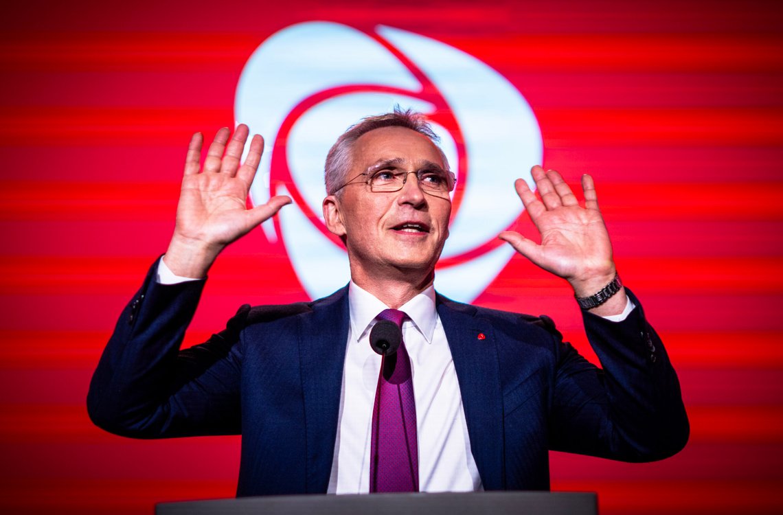 Finansminister Jens Stoltenberg (Ap) taler på Arbeiderpartiets landsmøte fredag. Å investere i våpenaksjer er uaktuelt, mener han. Foto: Ole Berg-Rusten / NTB Finansminister Jens Stoltenberg (Ap) taler på Arbeiderpartiets landsmøte fredag. Å investere i våpenaksjer er uaktuelt, mener han. Foto: Ole Berg-Rusten / NTB
