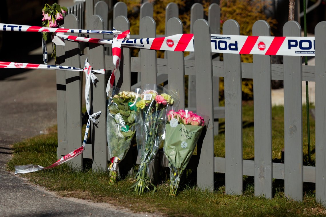 Vigeland 20250401.
Blomster er lagt ned ved politisperring etter at to personer ble funnet døde i Lindesnes natt til mandag, senere på dagen ble også en person funnet død på en parkeringsplass i Mandal.
Foto: Tor Erik Schrøder / NTB Vigeland 20250401.
Blomster er lagt ned ved politisperring etter at to personer ble funnet døde i Lindesnes natt til mandag, senere på dagen ble også en person funnet død på en parkeringsplass i Mandal.
Foto: Tor Erik Schrøder / NTB