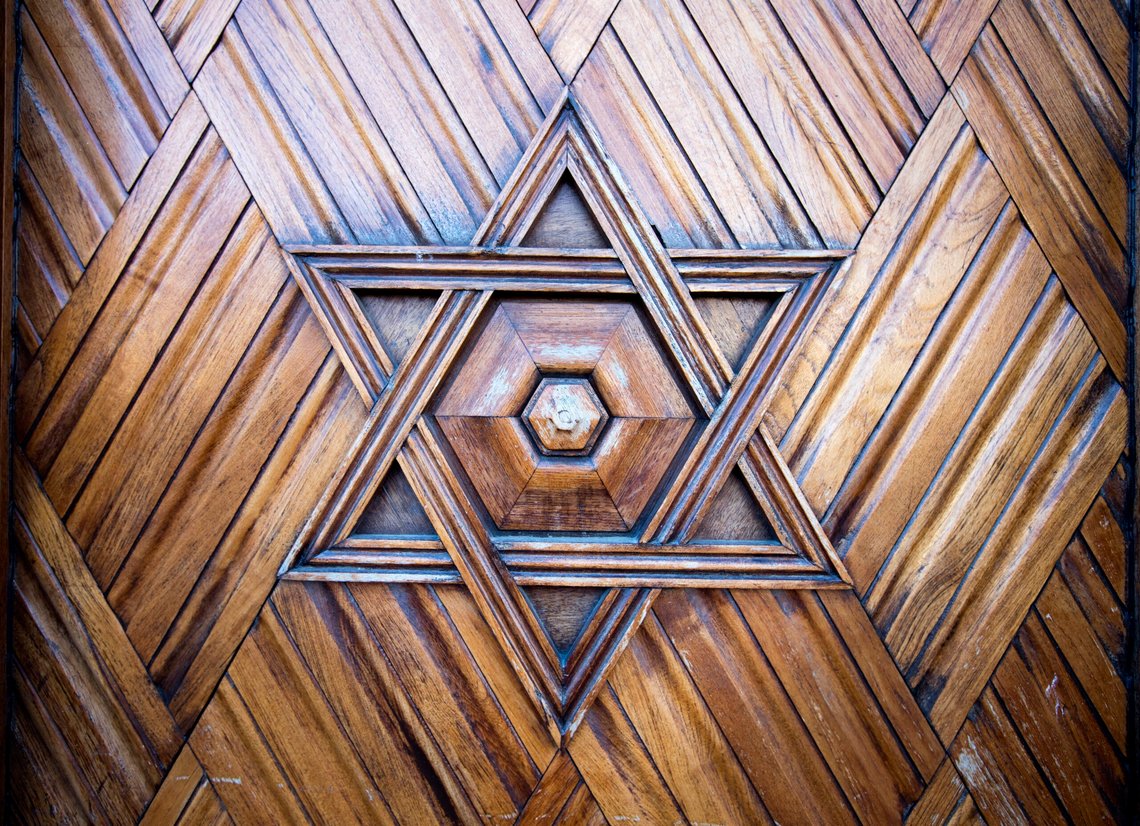 TRONDHEIM 20170306.
Det mosaiske trossamfunn i Trondheim. Er en fellesbenevnelse for det jødiske samfunn i Norge. På bildet porten ute på synagogen. Davidstjerne. Davidsstjerne (på hebraisk Magen David) er en sekskantet stjernefigur, heksagram, som er dannet av to triangler.
Foto: Gorm Kallestad / NTB TRONDHEIM 20170306.
Det mosaiske trossamfunn i Trondheim. Er en fellesbenevnelse for det jødiske samfunn i Norge. På bildet porten ute på synagogen. Davidstjerne. Davidsstjerne (på hebraisk Magen David) er en sekskantet stjernefigur, heksagram, som er dannet av to triangler.
Foto: Gorm Kallestad / NTB