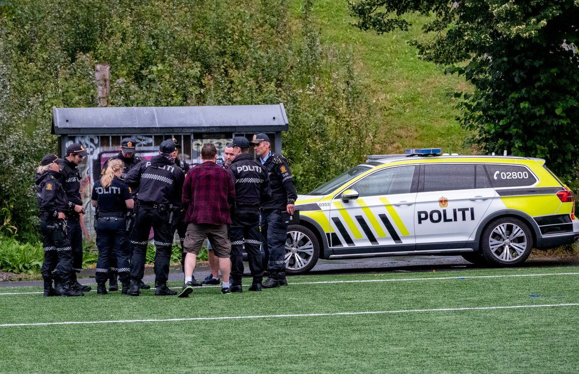Politiet på fotballbanen ved Holmlia Skole i Oslo etter en knivstikking. Foto: Geir Olsen / NTB Politiet på fotballbanen ved Holmlia Skole i Oslo etter en knivstikking. Foto: Geir Olsen / NTB