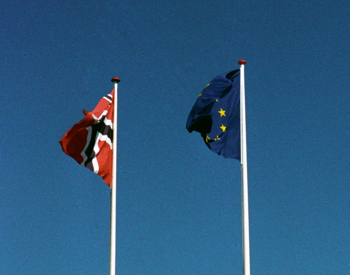 Fredrikshavn, Danmark 20030715. Norsk flagg og EU-flagg.
Foto: Berit Keilen / NTB Fredrikshavn, Danmark 20030715. Norsk flagg og EU-flagg.
Foto: Berit Keilen / NTB