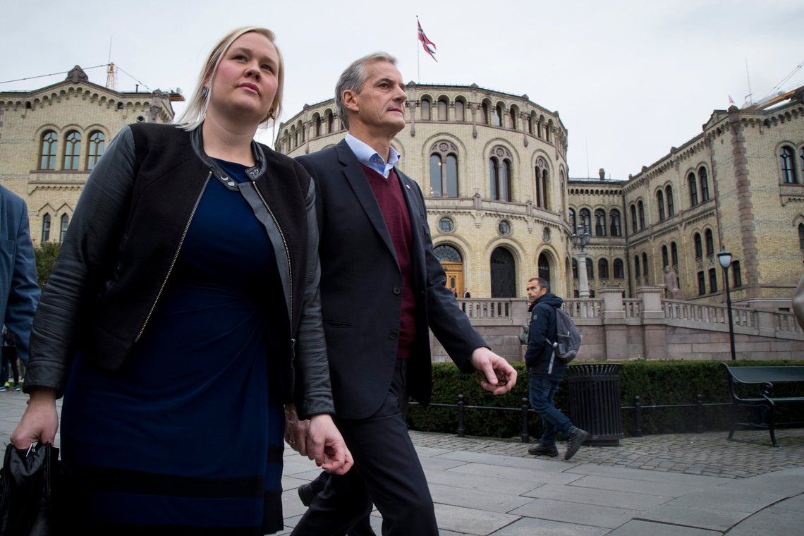Oslo 20170907.
Stabssjef Marte Ingul (tv) og Ap-leder Jonas Gahr Støre på på vei til en partileder utspørring utenfor Stortinget torsdag formiddag.
Foto: Heiko Junge / NTB Oslo 20170907.
Stabssjef Marte Ingul (tv) og Ap-leder Jonas Gahr Støre på på vei til en partileder utspørring utenfor Stortinget torsdag formiddag.
Foto: Heiko Junge / NTB