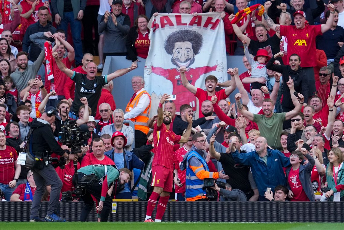 Liverpools Mohamed Salah feiret med en «selfie» etter scoringen sin mot Tottenham. Foto: Jon Super / AP / NTB Liverpools Mohamed Salah feiret med en «selfie» etter scoringen sin mot Tottenham. Foto: Jon Super / AP / NTB