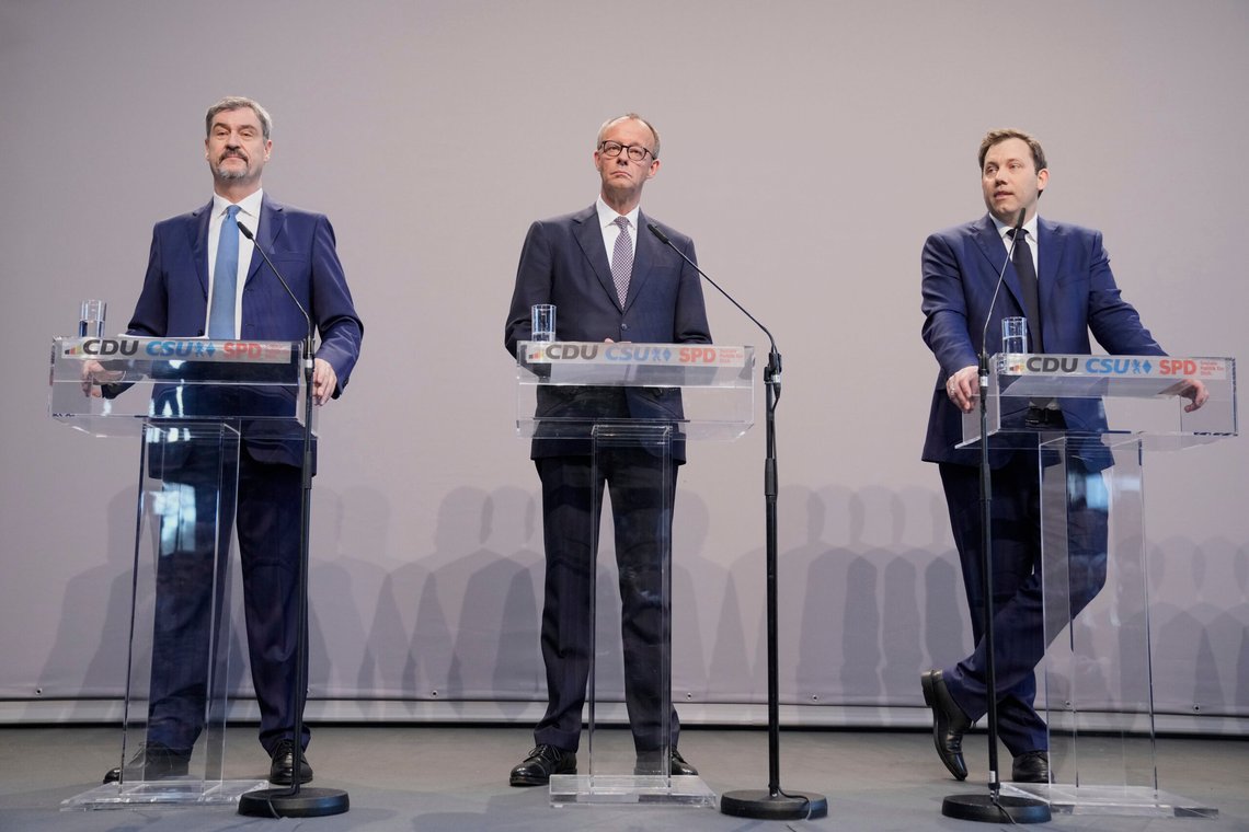 Markus Soeder (CSU), Friedrich Merz (CDU), og Lars Klingbeil, medleder av SPD, taler til media etter å ha nådd enighet mellom partiene om en koalisjon for en ny tysk regjering. Tyskland kan både knuse og redde Europa. Foto: AP /Ebrahim Noroozi/ NTB Markus Soeder (CSU), Friedrich Merz (CDU), og Lars Klingbeil, medleder av SPD, taler til media etter å ha nådd enighet mellom partiene om en koalisjon for en ny tysk regjering. Tyskland kan både knuse og redde Europa. Foto: AP /Ebrahim Noroozi/ NTB
