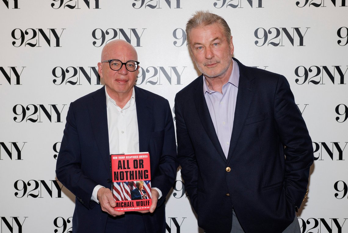 Michael Wolff skrev en bok om Trump i hans første periode som var ren fantasi: Fire and Furu. Nå er han ute med en ny og han intervjues av herostratisk berømte Alec Baldwin. New York og California er bastioner av Trump-hat og det at de synker ser bare ut til å øke hatet. (Photo by CJ Rivera/Invision/AP) Michael Wolff skrev en bok om Trump i hans første periode som var ren fantasi: Fire and Furu. Nå er han ute med en ny og han intervjues av herostratisk berømte Alec Baldwin. New York og California er bastioner av Trump-hat og det at de synker ser bare ut til å øke hatet. (Photo by CJ Rivera/Invision/AP)
