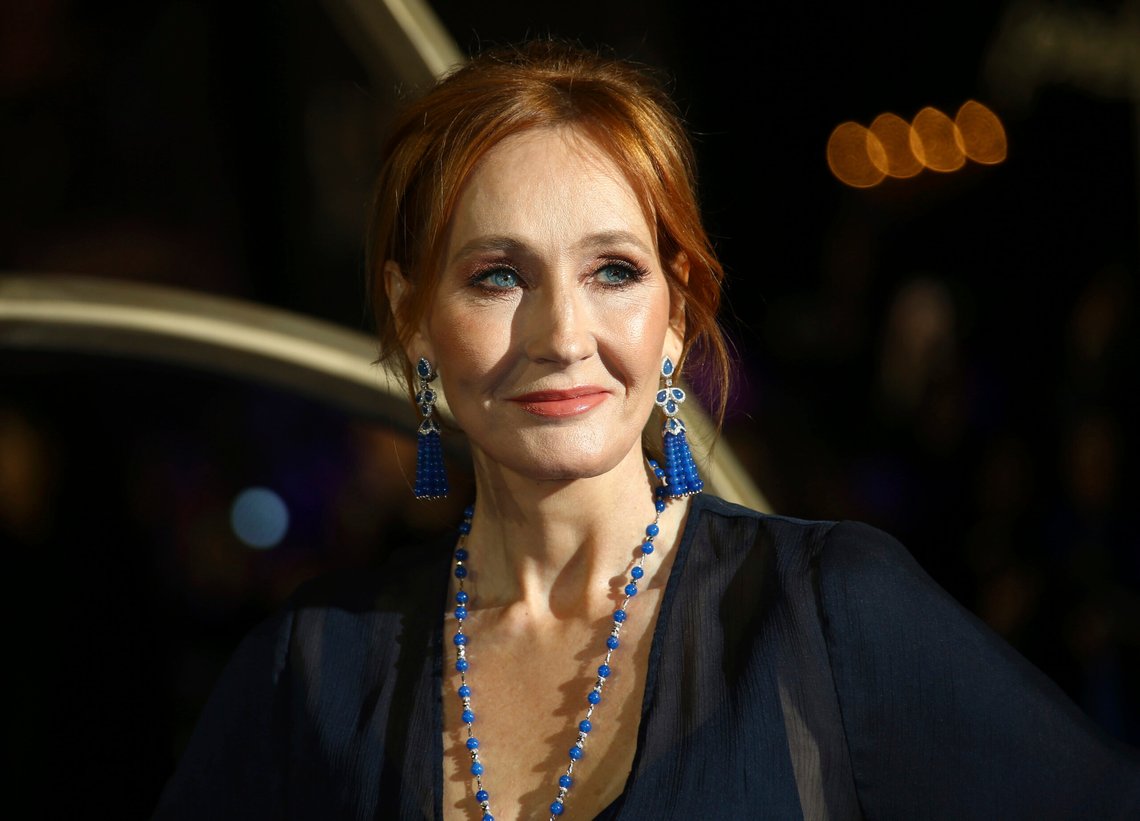 J.K. Rowling poserer for fotografer på premieren for filmen 'Fantastic Beasts: The Crimes of Grindelwald' i London i 2018. (Arkivfoto: Joel C Ryan/Invision/AP) J.K. Rowling poserer for fotografer på premieren for filmen 'Fantastic Beasts: The Crimes of Grindelwald' i London i 2018. (Arkivfoto: Joel C Ryan/Invision/AP)