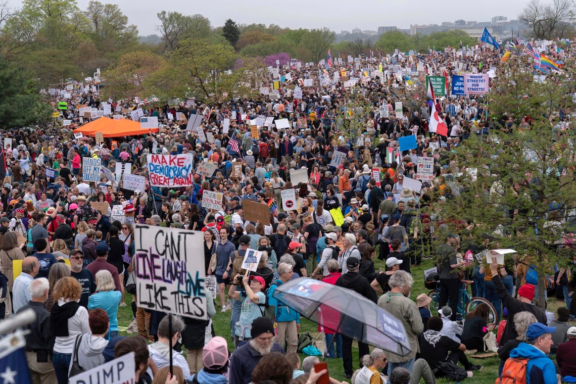 Demonstranter holder opp bannere under en «Hands Off!» protest mot president Donald Trump ved Washington Monument i Washington, lørdag 5. april 2025. Foto: AP/Jose Luis Magana/NTB Demonstranter holder opp bannere under en «Hands Off!» protest mot president Donald Trump ved Washington Monument i Washington, lørdag 5. april 2025. Foto: AP/Jose Luis Magana/NTB