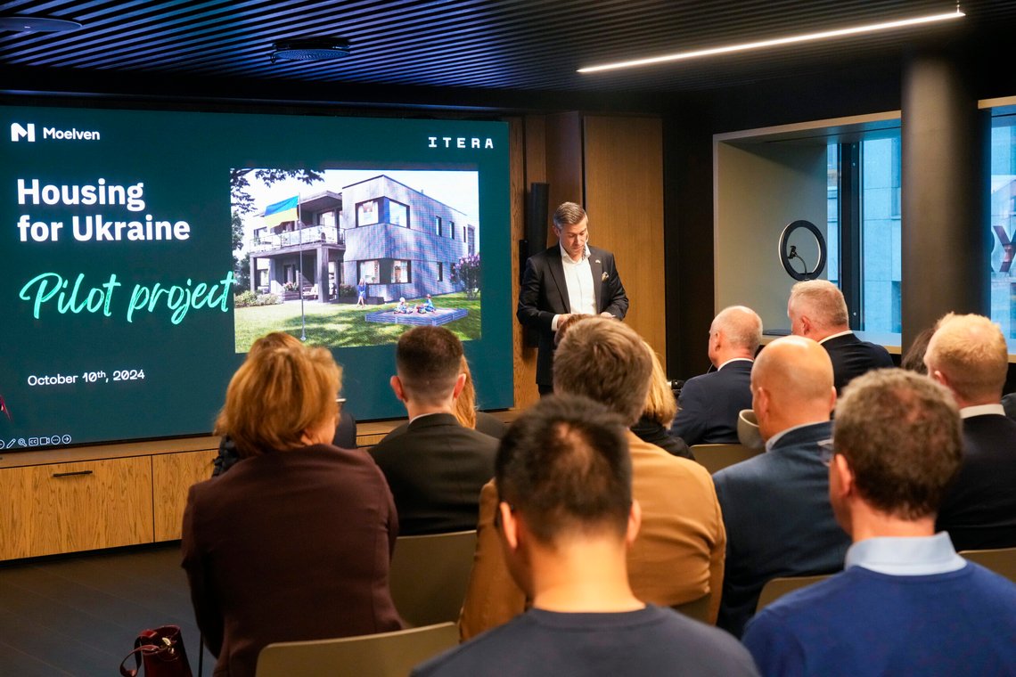 Oslo 20241010.
Lanseringen av Moelven Byggmoduls pilotprosjekt som skal levere hus til Ukrainske familier.
Foto: Terje Bendiksby / NTB Oslo 20241010.
Lanseringen av Moelven Byggmoduls pilotprosjekt som skal levere hus til Ukrainske familier.
Foto: Terje Bendiksby / NTB
