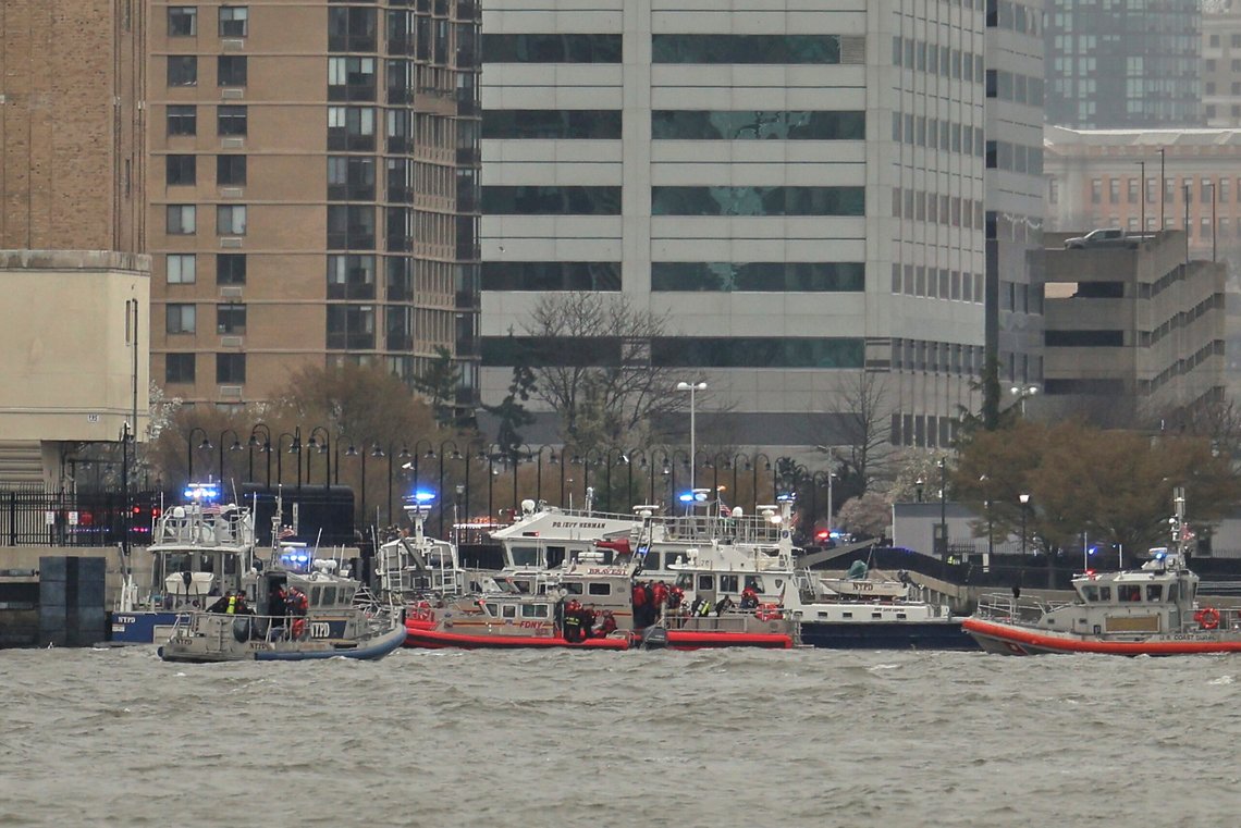 Sett fra Pier 40 i New York, hvor politi og brannmannskaper fra New York og New Jersey er på stedet torsdag 10. april 2025, der et helikopter styrtet i Hudson-elven mellom Manhattan og New Jersey-kysten. Foto: AP/Yuki Iwamura/NTB Sett fra Pier 40 i New York, hvor politi og brannmannskaper fra New York og New Jersey er på stedet torsdag 10. april 2025, der et helikopter styrtet i Hudson-elven mellom Manhattan og New Jersey-kysten. Foto: AP/Yuki Iwamura/NTB