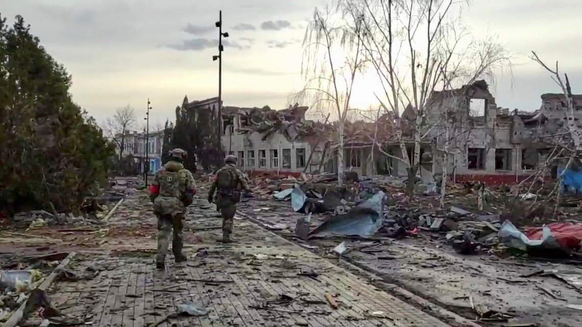 Russiske soldater patruljerer ved Sudzha i Kursk-regionen i Russland, etter at det ble overtatt av russiske tropper. Foto: Det russiske forsvarsdepartementets pressetjeneste via AP Russiske soldater patruljerer ved Sudzha i Kursk-regionen i Russland, etter at det ble overtatt av russiske tropper. Foto: Det russiske forsvarsdepartementets pressetjeneste via AP