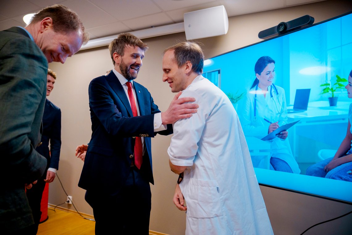 Oslo 20250409.
Helse- og omsorgsminister Jan Christian Vestre (Ap) sammen med allmennlegespesialist og fastlege ved SiO Helse, Anders Sandvei, etter presentasjonen av flere av regjeringens planer for fastlegeordningen på et pressetreff i Kristian Ottosens Hus på SiO Helse Blindern.
Foto: Stian Lysberg Solum / NTB Oslo 20250409.
Helse- og omsorgsminister Jan Christian Vestre (Ap) sammen med allmennlegespesialist og fastlege ved SiO Helse, Anders Sandvei, etter presentasjonen av flere av regjeringens planer for fastlegeordningen på et pressetreff i Kristian Ottosens Hus på SiO Helse Blindern.
Foto: Stian Lysberg Solum / NTB