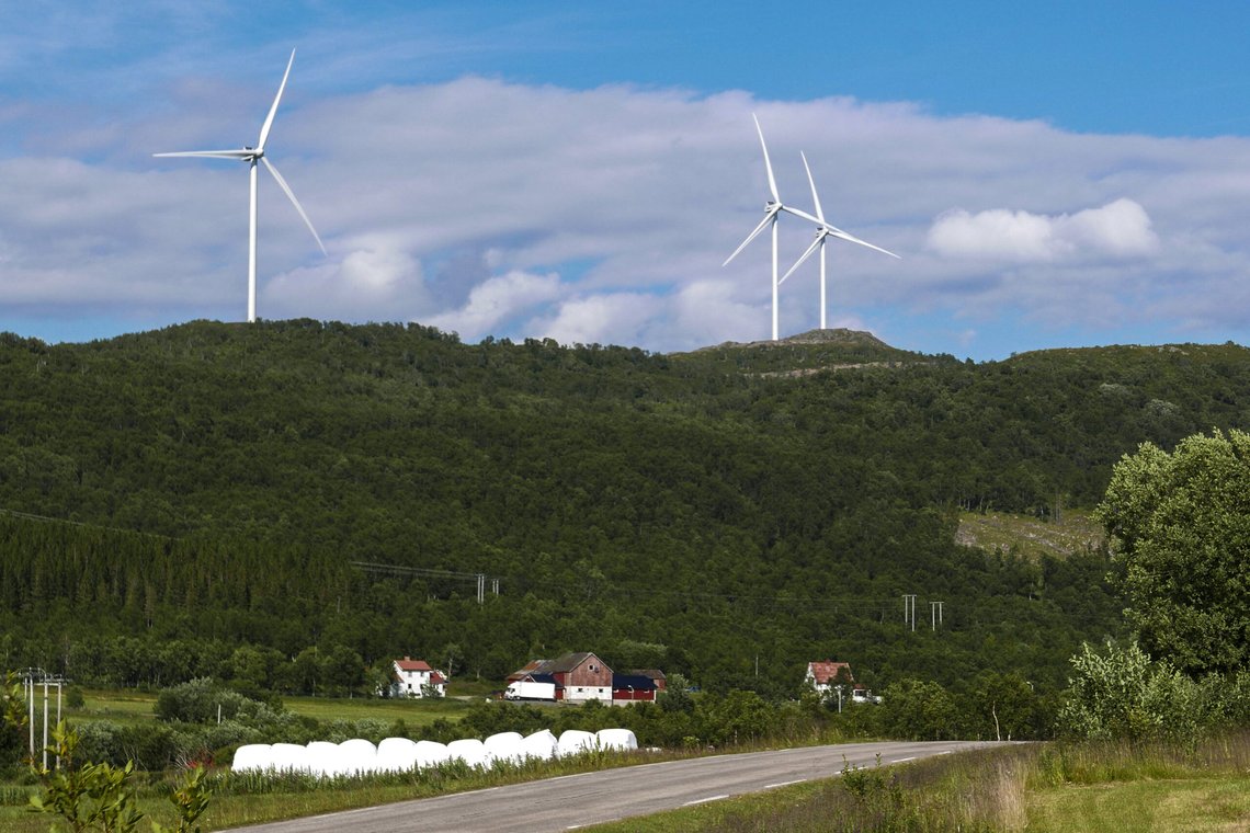 En sammenligning av spørreundersøkelser fra 2024 og 2025 viser at færre nordmenn nå er positive til vindturbiner i egen kommune. Her ser vi vindturbiner i Ånstadblåheia vindpark på Sortland i Nordland. Foto: André Lorentsen / NTB En sammenligning av spørreundersøkelser fra 2024 og 2025 viser at færre nordmenn nå er positive til vindturbiner i egen kommune. Her ser vi vindturbiner i Ånstadblåheia vindpark på Sortland i Nordland. Foto: André Lorentsen / NTB