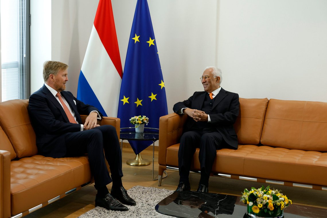 Det europeiske råds president Antonio Costa (til høyre) og Nederlands konge Willem-Alexander snakker under et møte i Brussel, 23. januar 2025. Foto: Omar Havana, AP-NTB. Det europeiske råds president Antonio Costa (til høyre) og Nederlands konge Willem-Alexander snakker under et møte i Brussel, 23. januar 2025. Foto: Omar Havana, AP-NTB.