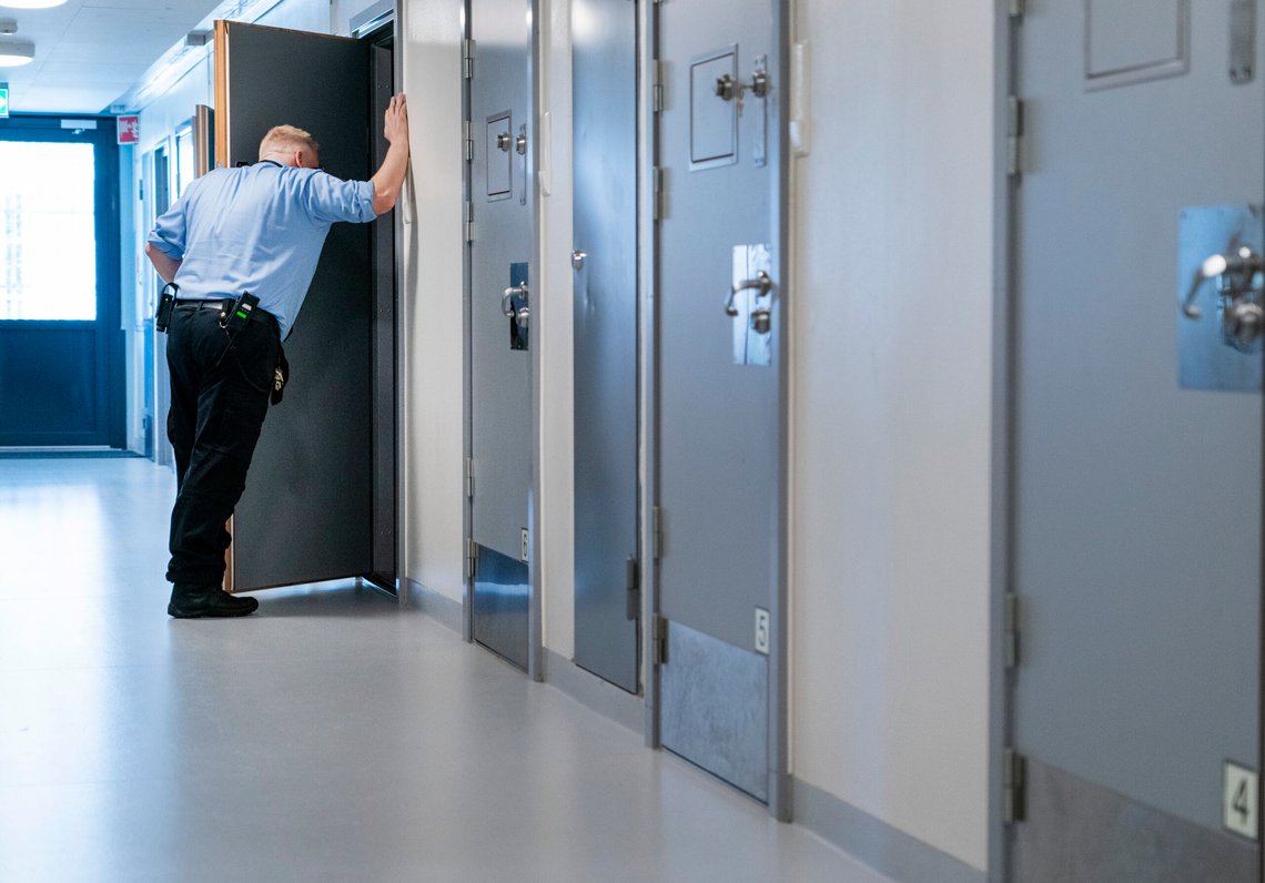 Fengselsbetjent i gang ved celler i Kriminalomsorgen i Romerike fengsel, Ullersmo avdeling. Foto: Gorm Kallestad / NTB Fengselsbetjent i gang ved celler i Kriminalomsorgen i Romerike fengsel, Ullersmo avdeling. Foto: Gorm Kallestad / NTB
