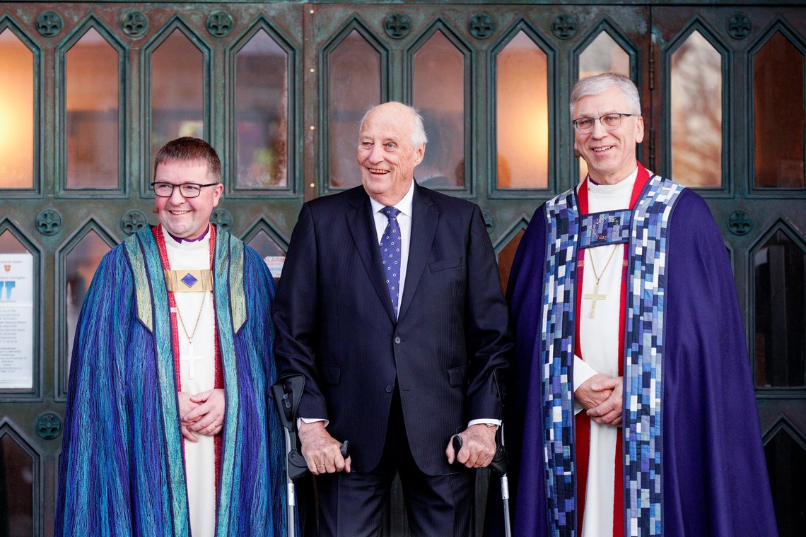 Bodø 20231119.
Kong Harald sammen med Svein Valle og preses Olav Fykse Tveit under gudstjenesten i Bodø domkirke der Svein Valle vigsles til biskop i Sør-Hålogaland bispedømme.
Foto: David Engmo / NTB Bodø 20231119.
Kong Harald sammen med Svein Valle og preses Olav Fykse Tveit under gudstjenesten i Bodø domkirke der Svein Valle vigsles til biskop i Sør-Hålogaland bispedømme.
Foto: David Engmo / NTB