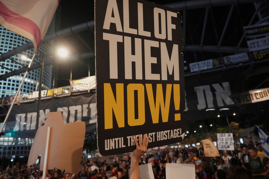 Folk deltar i en protest som krever umiddelbar løslatelse av gisler holdt av Hamas på Gazastripen, i Tel Aviv, Israel, lørdag 19. april 2025. Foto: AP/Ariel Schalit/NTB Folk deltar i en protest som krever umiddelbar løslatelse av gisler holdt av Hamas på Gazastripen, i Tel Aviv, Israel, lørdag 19. april 2025. Foto: AP/Ariel Schalit/NTB