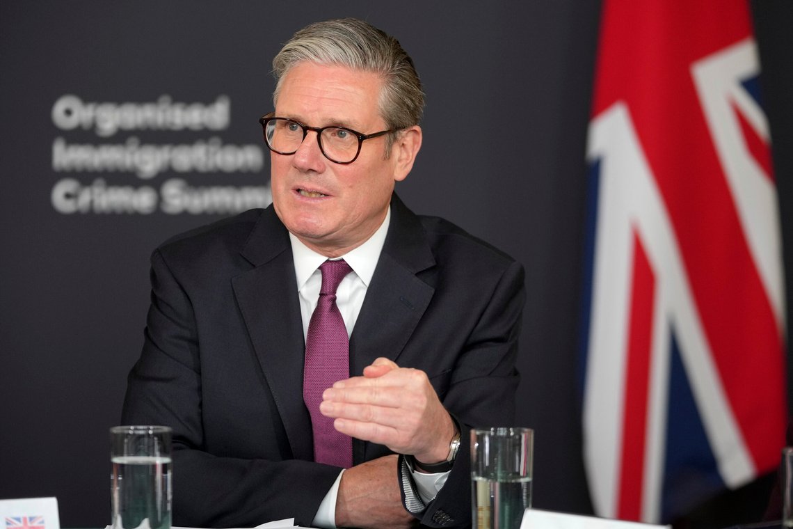 – En ond handel. Slik beskrev Storbritannias statsminister Keir Starmer menneskesmuglingen da han åpnet et toppmøte om illegal immigrasjon mandag 31. mars. Foto: AP / NTB – En ond handel. Slik beskrev Storbritannias statsminister Keir Starmer menneskesmuglingen da han åpnet et toppmøte om illegal immigrasjon mandag 31. mars. Foto: AP / NTB