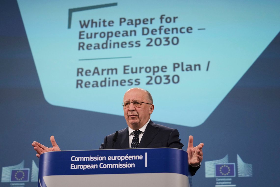 EU-kommissær for forsvar og romfart, Andrius Kubilius, taler under en pressekonferanse om hvitboken om fremtiden for det europeiske forsvaret og REARM Europe-planen i EUs hovedkvarter i Brussel 19. mars 2025. Foto: Virginia Mayo, AP-NTB. EU-kommissær for forsvar og romfart, Andrius Kubilius, taler under en pressekonferanse om hvitboken om fremtiden for det europeiske forsvaret og REARM Europe-planen i EUs hovedkvarter i Brussel 19. mars 2025. Foto: Virginia Mayo, AP-NTB.