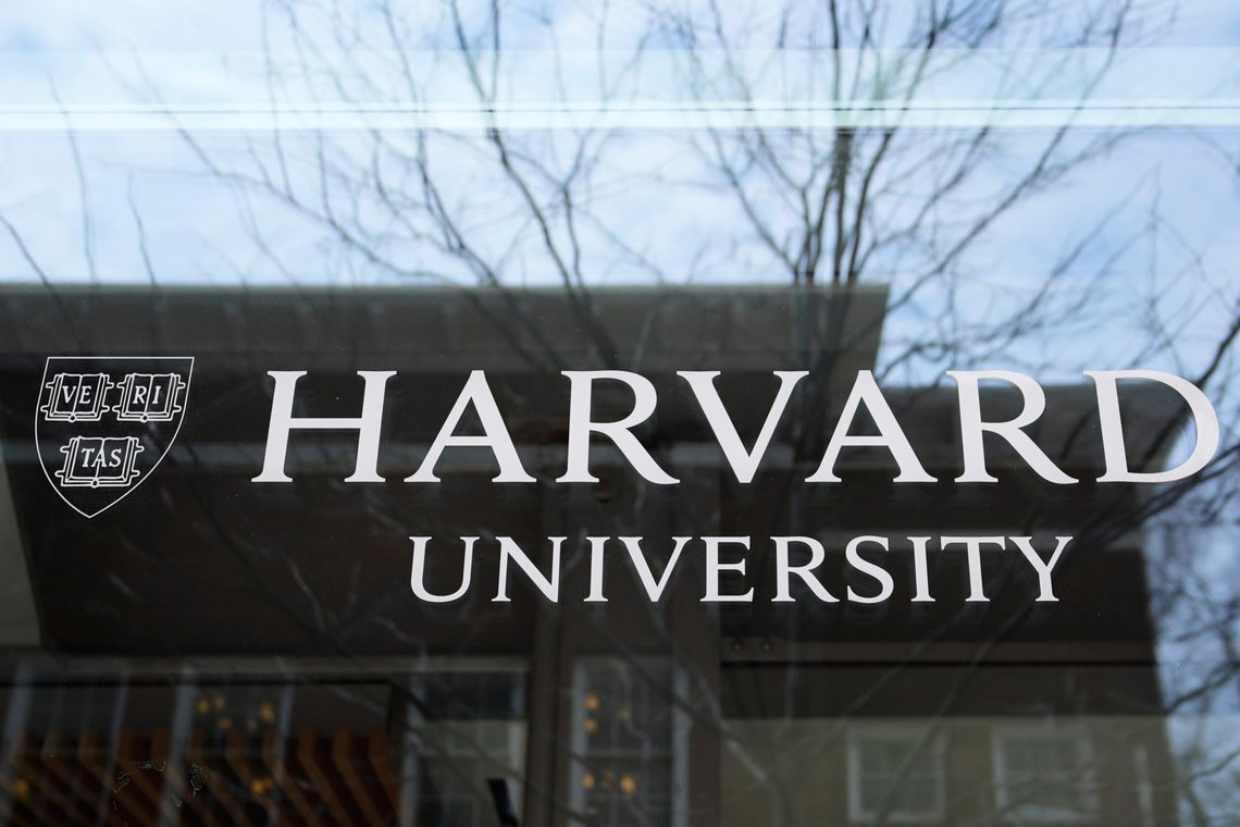 Harvard University-logoen vises på en bygning ved skolen, tirsdag 15. april 2025, i Cambridge, Massachusetts. Foto: AP/Charles Krupa/NTB Harvard University-logoen vises på en bygning ved skolen, tirsdag 15. april 2025, i Cambridge, Massachusetts. Foto: AP/Charles Krupa/NTB